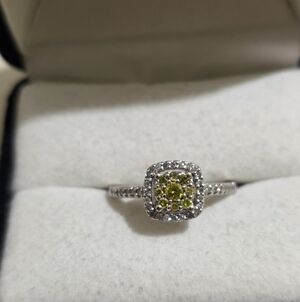Elegant White Gold and Yellow Diamond Ring